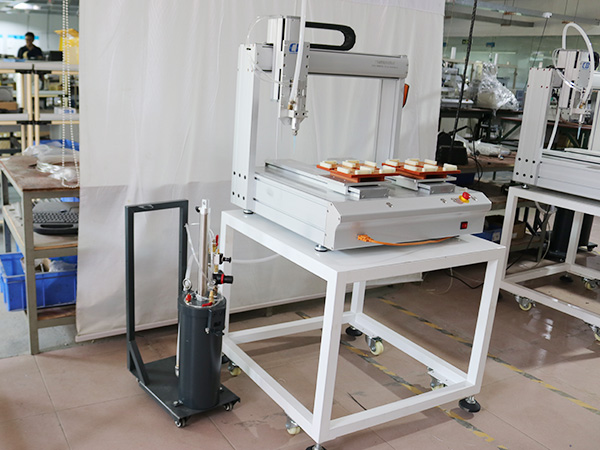 The application of automatic dispensing machine in tablet computer shell packaging